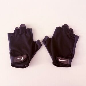 NWOT Nike fingerless athletic gloves size medium